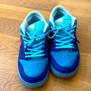 I’m selling a Nike sb dunk low that is a size 6.5 men’s there is no box.